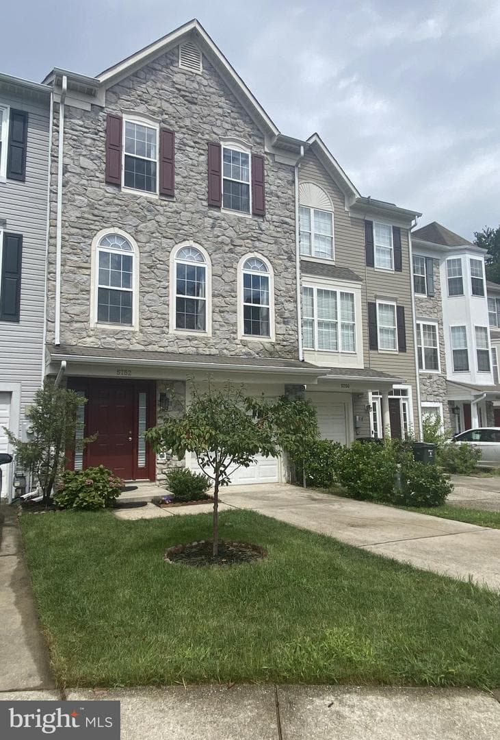 5752 Goldfinch Court photo 2