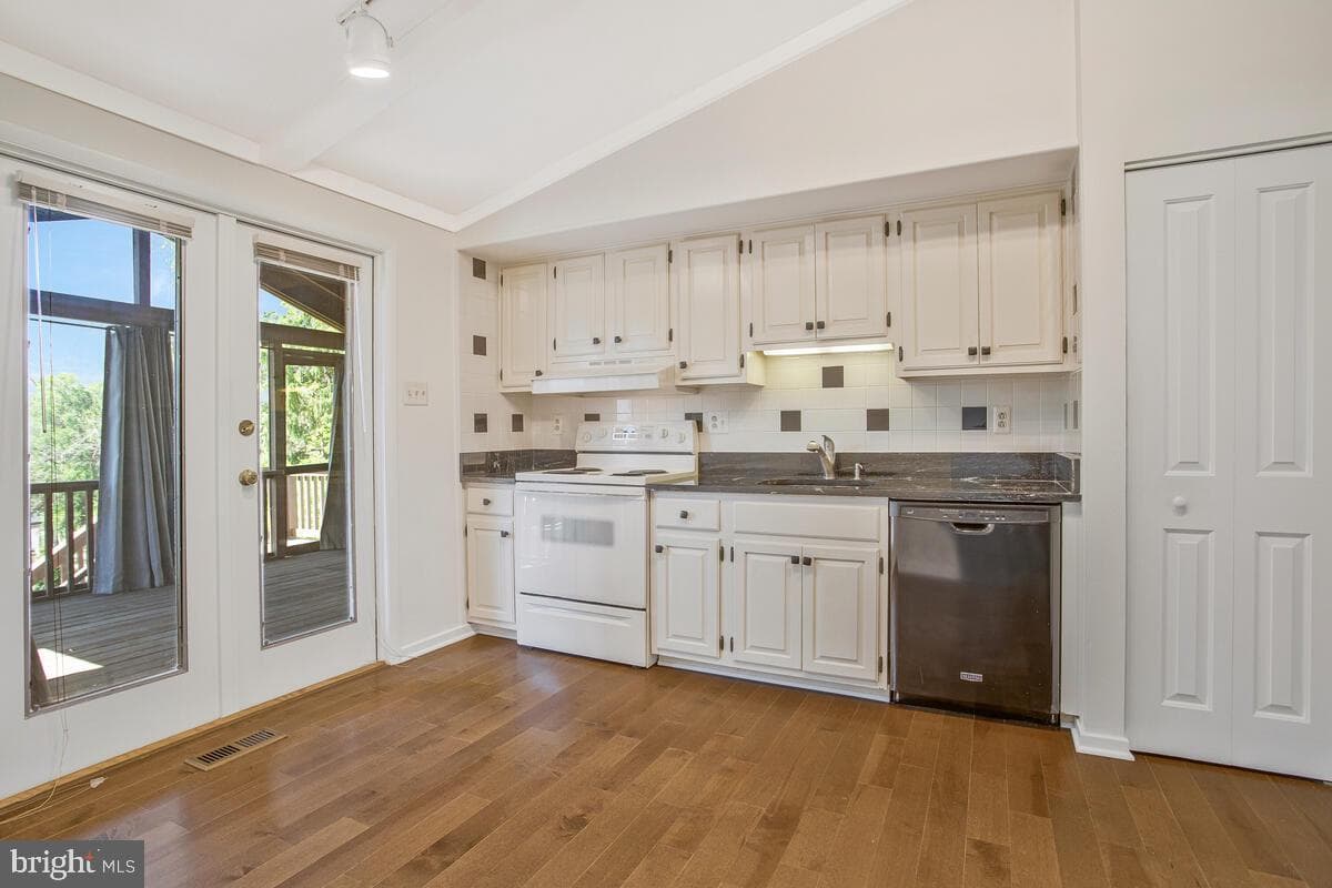 8825 Besthold Garth photo 14