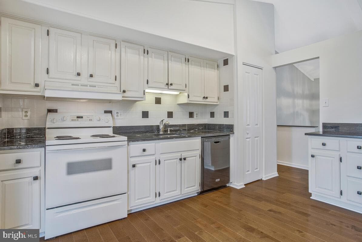 8825 Besthold Garth photo 15