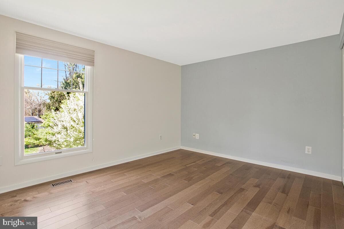8825 Besthold Garth photo 23