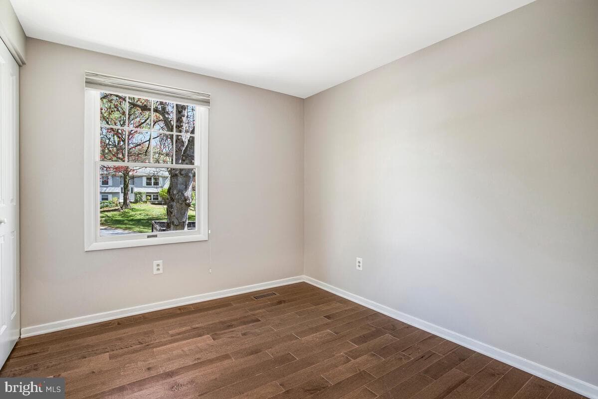 8825 Besthold Garth photo 27