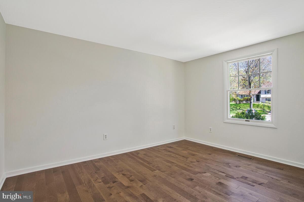 8825 Besthold Garth photo 29