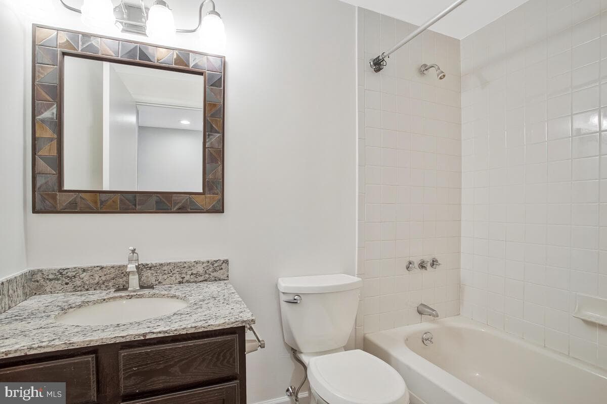 8825 Besthold Garth photo 31