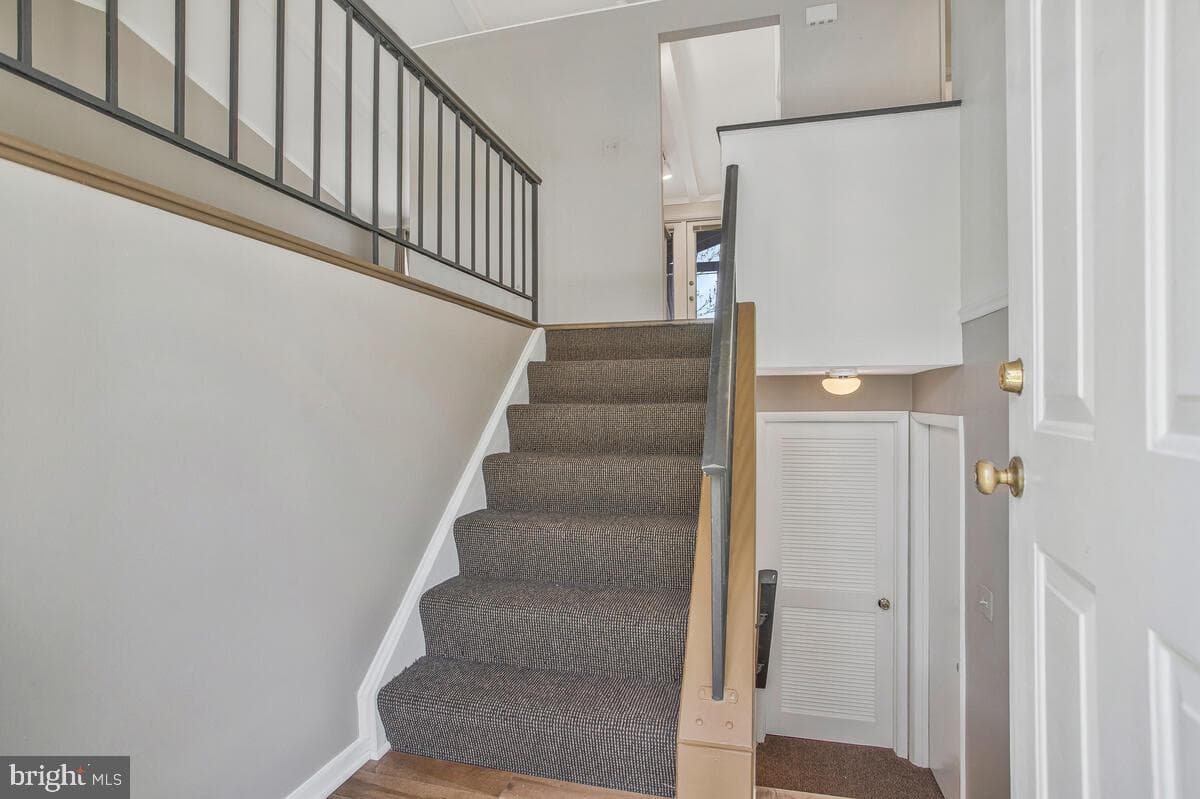 8825 Besthold Garth photo 5
