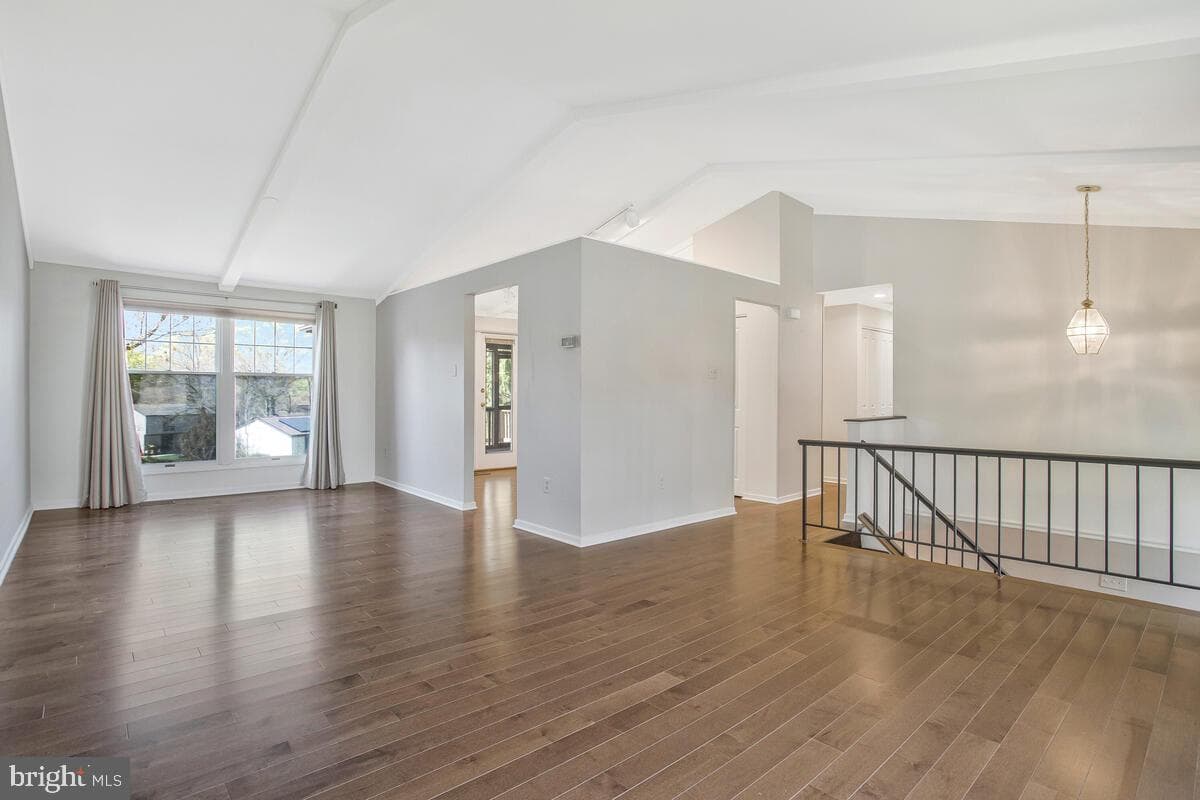 8825 Besthold Garth photo 9