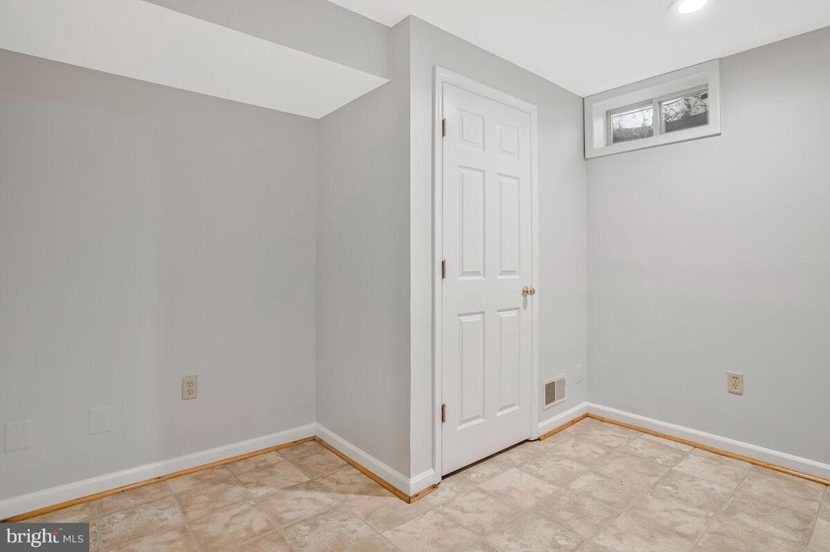 6483 Sedgwick Street photo 33