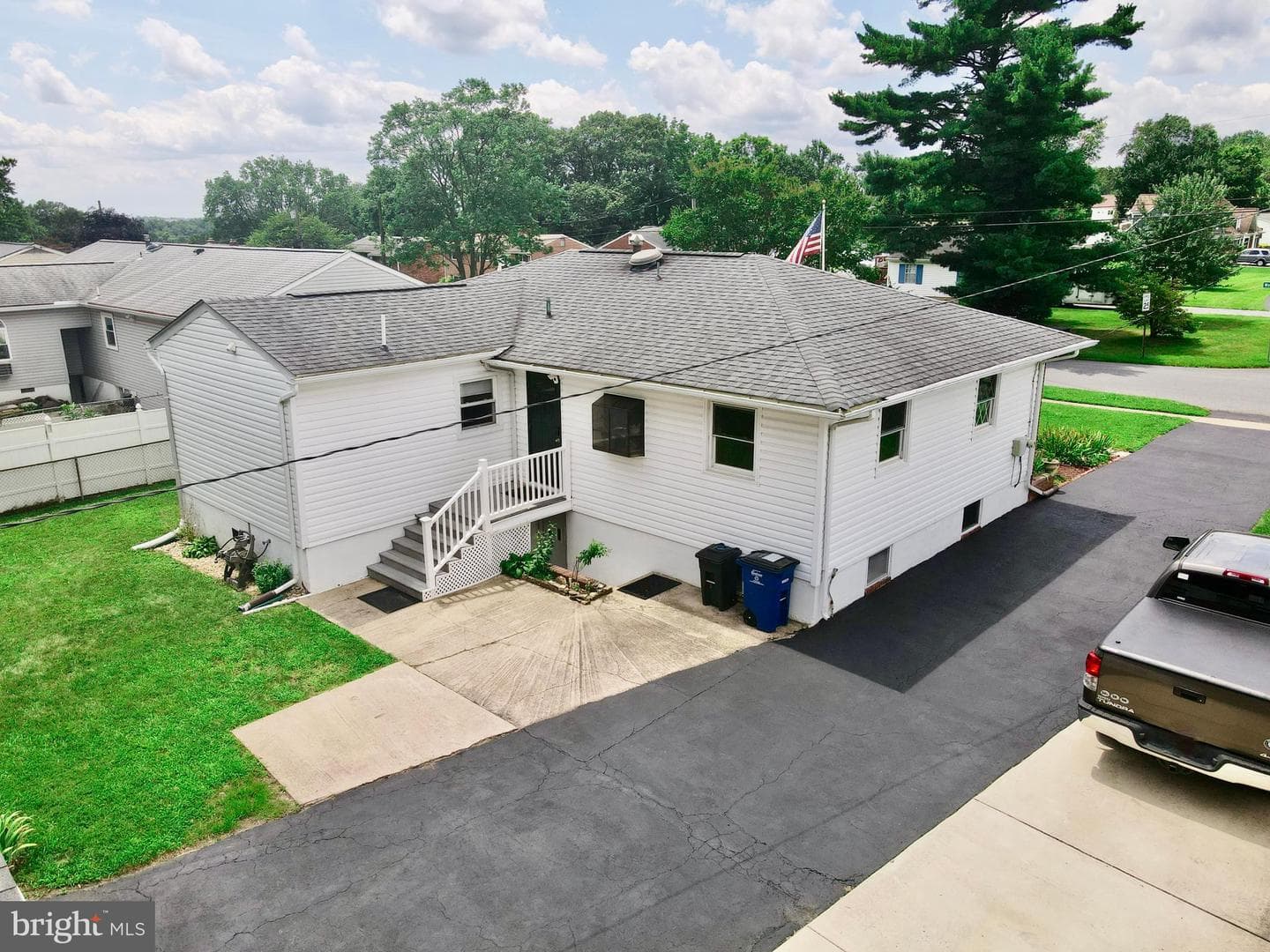 8295 Woodward Street photo 4