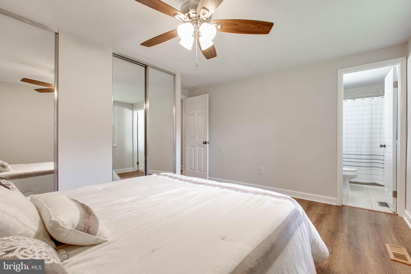 5731 Margrave Mews photo 24