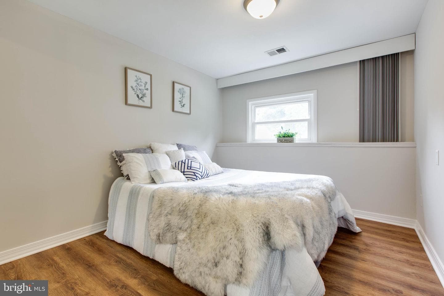 5731 Margrave Mews photo 40