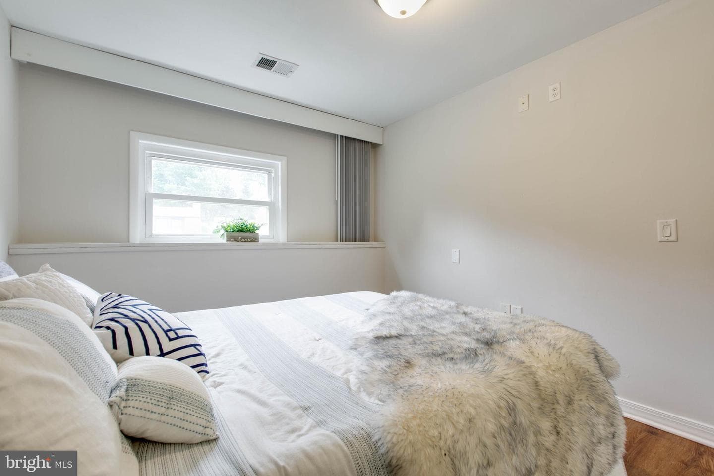 5731 Margrave Mews photo 41