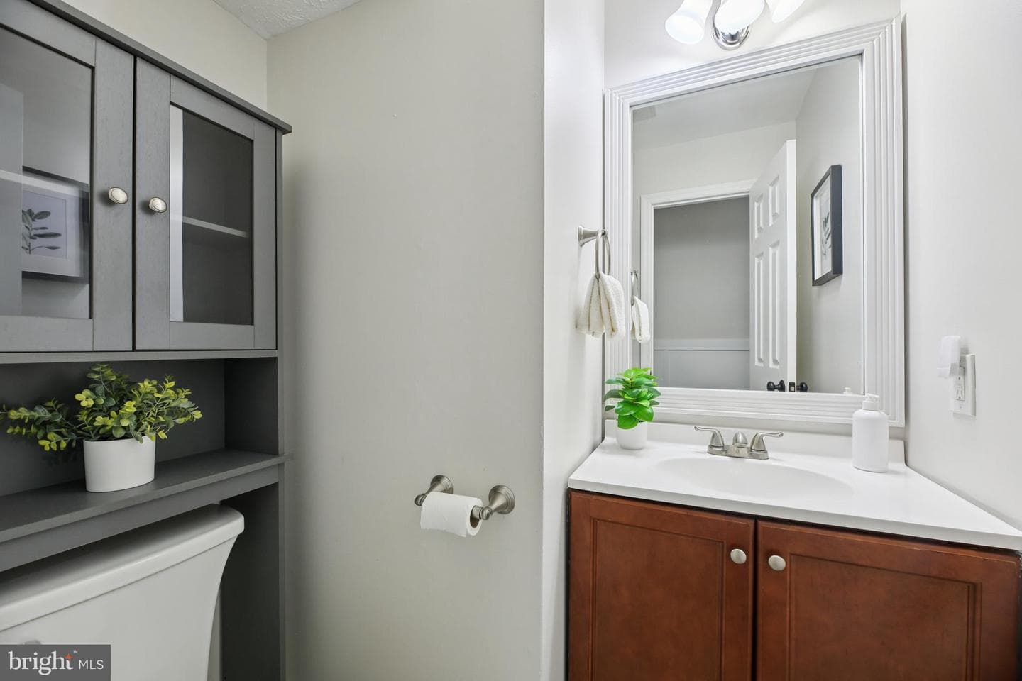 9060 Manorwood Road photo 20