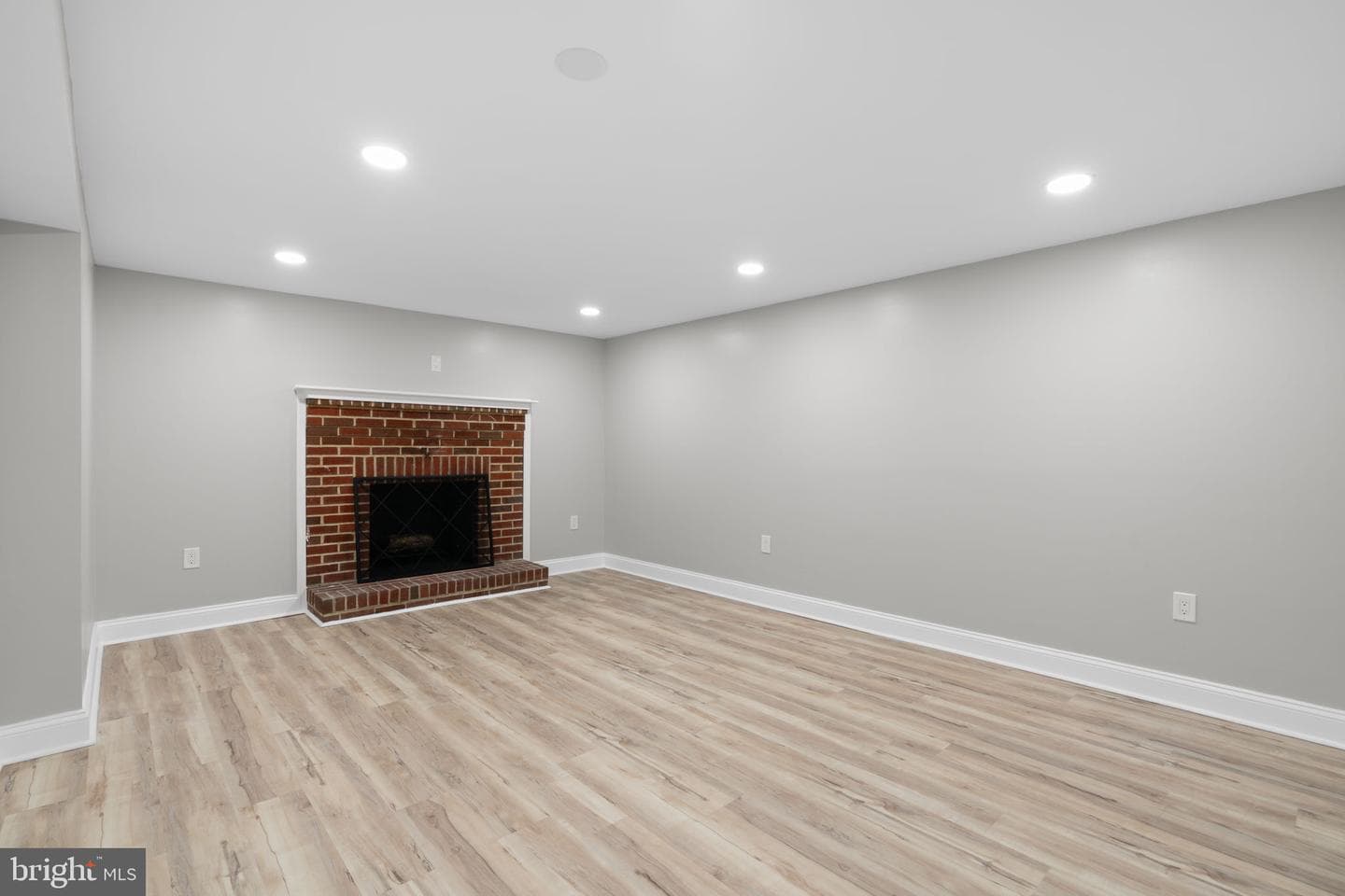 8334 Woodward Street photo 23