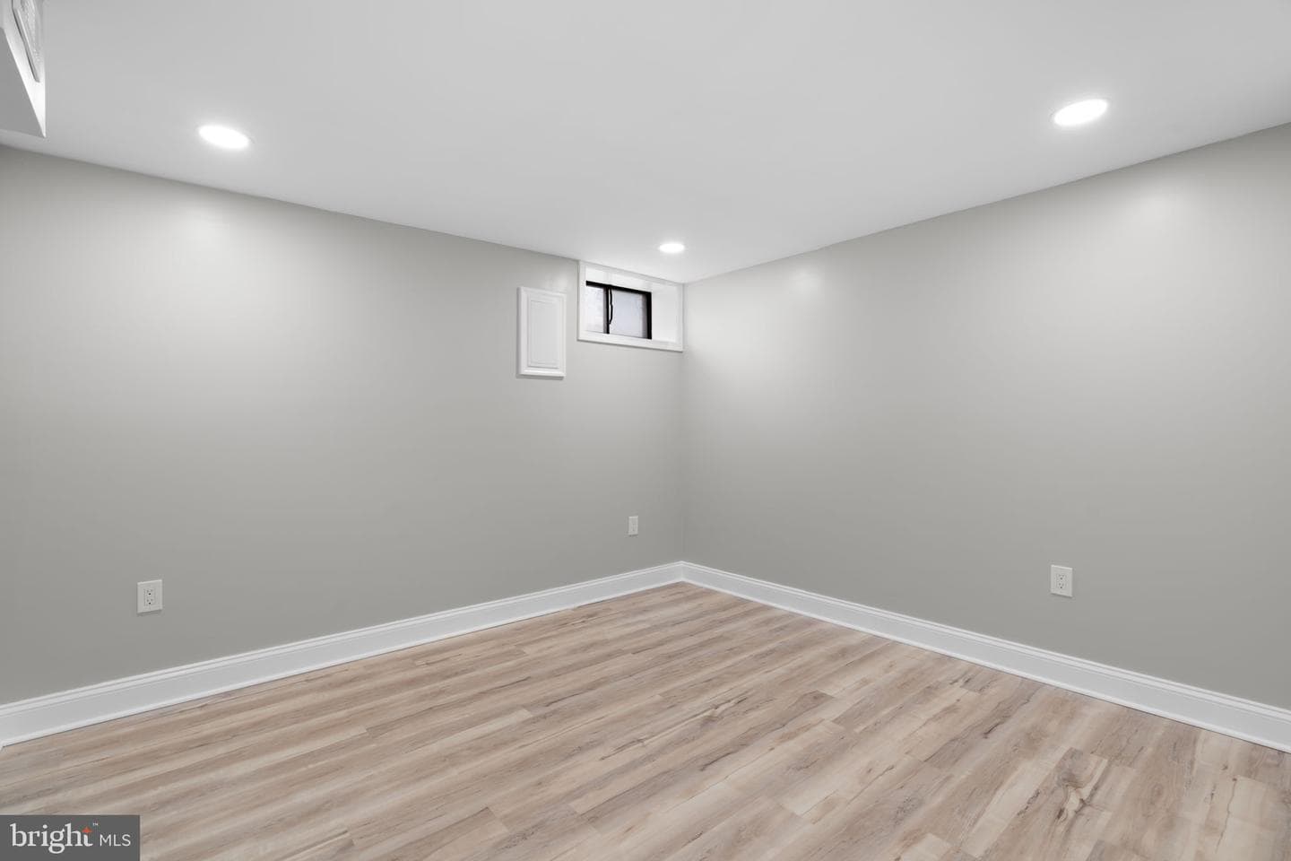 8334 Woodward Street photo 32