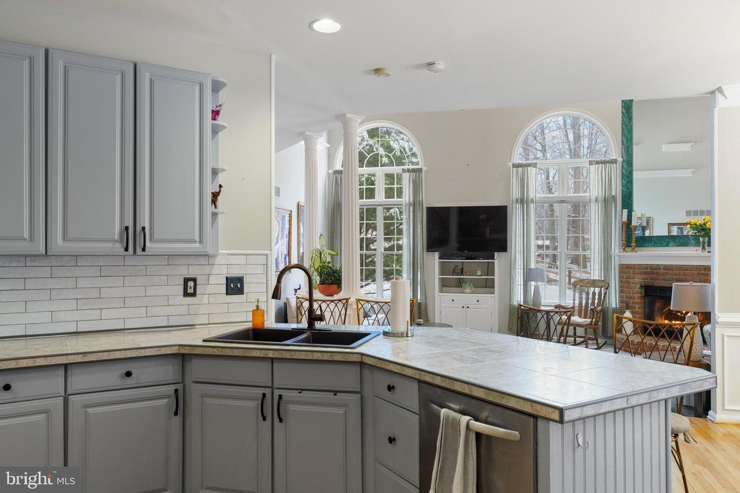 4690 Shelley photo 17