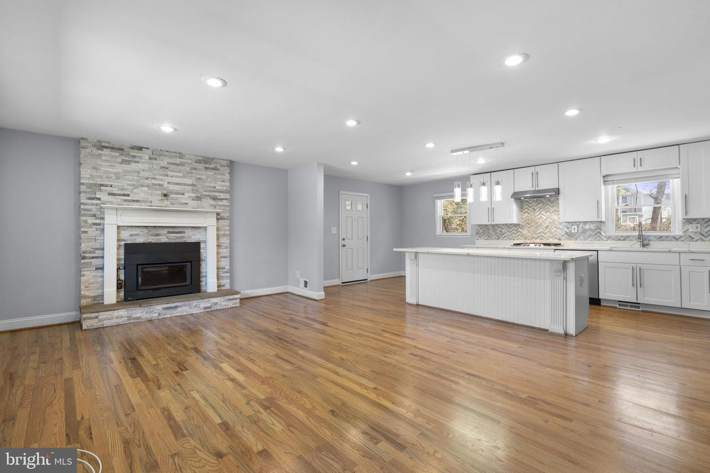 8721 Susini Drive photo 4