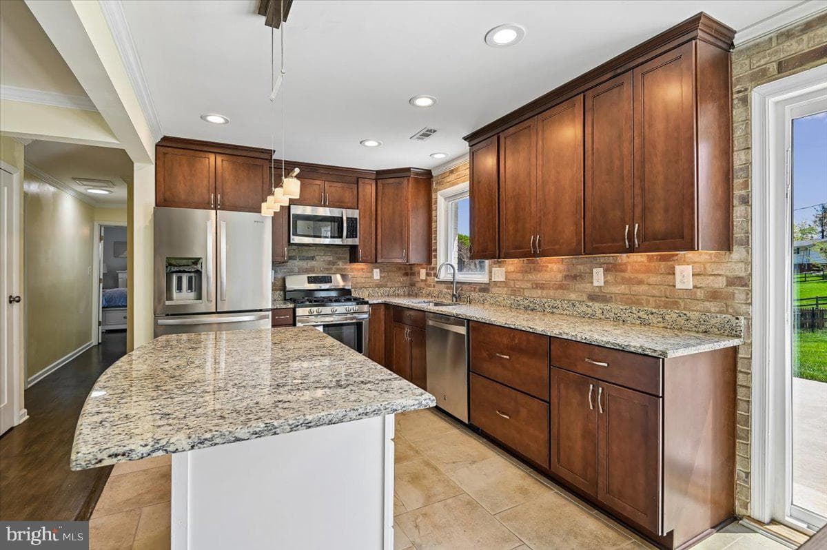 10121 Colonial Drive photo 2