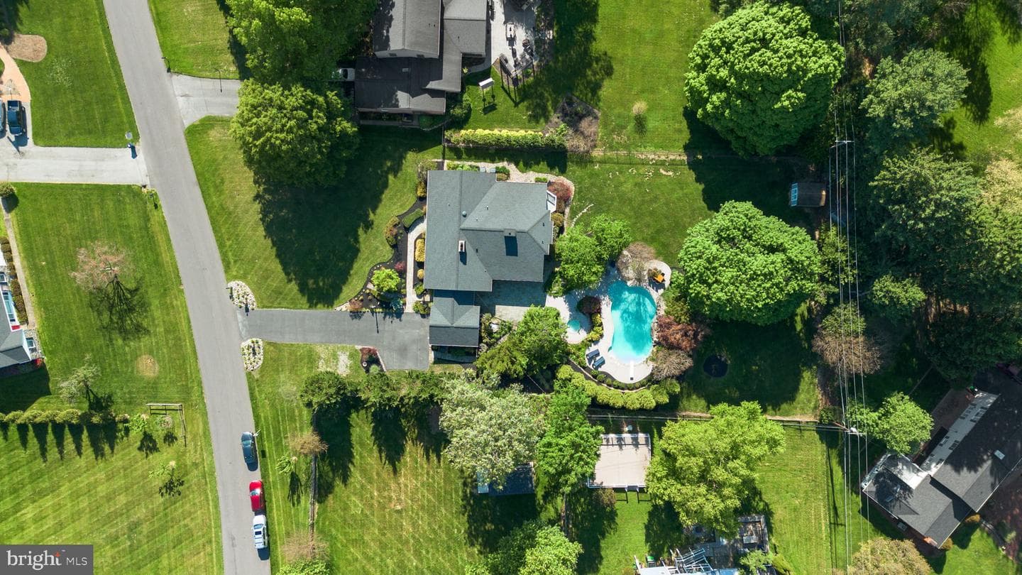 9006 Crestleigh Road photo 65