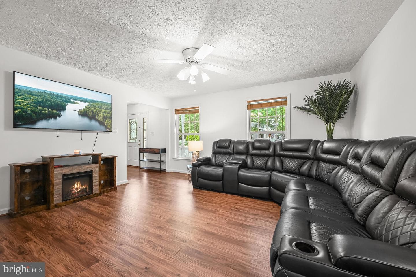 6584 Huntshire Drive photo 5