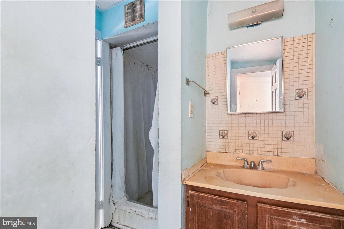 8472 Frederick Road photo 13