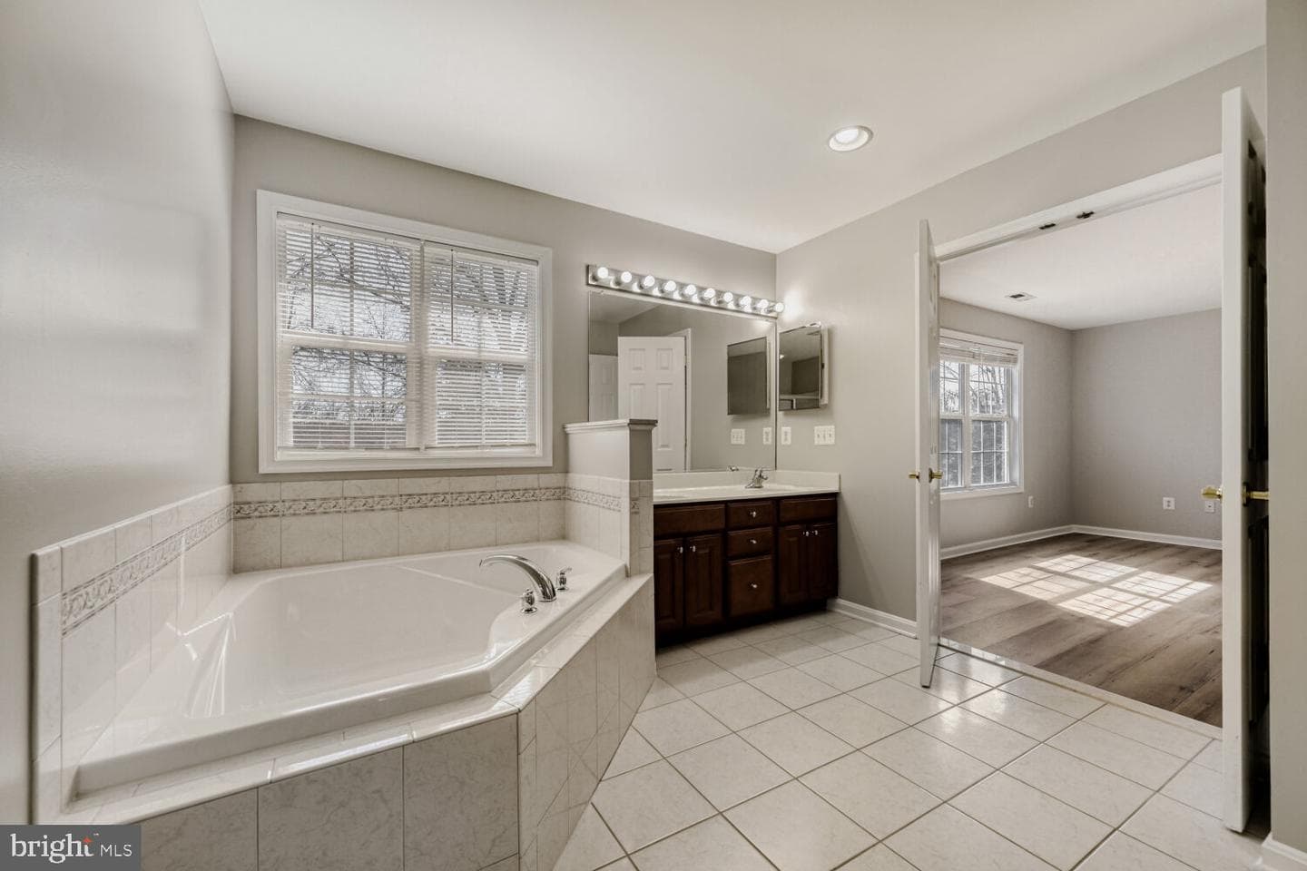 8375 Mitzy Lane photo 16
