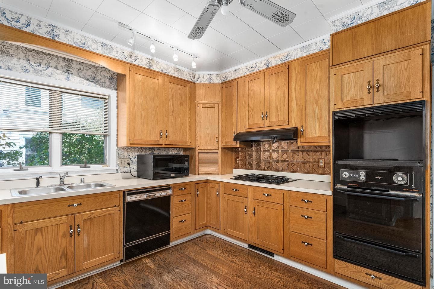 108 N Queen Street photo 14