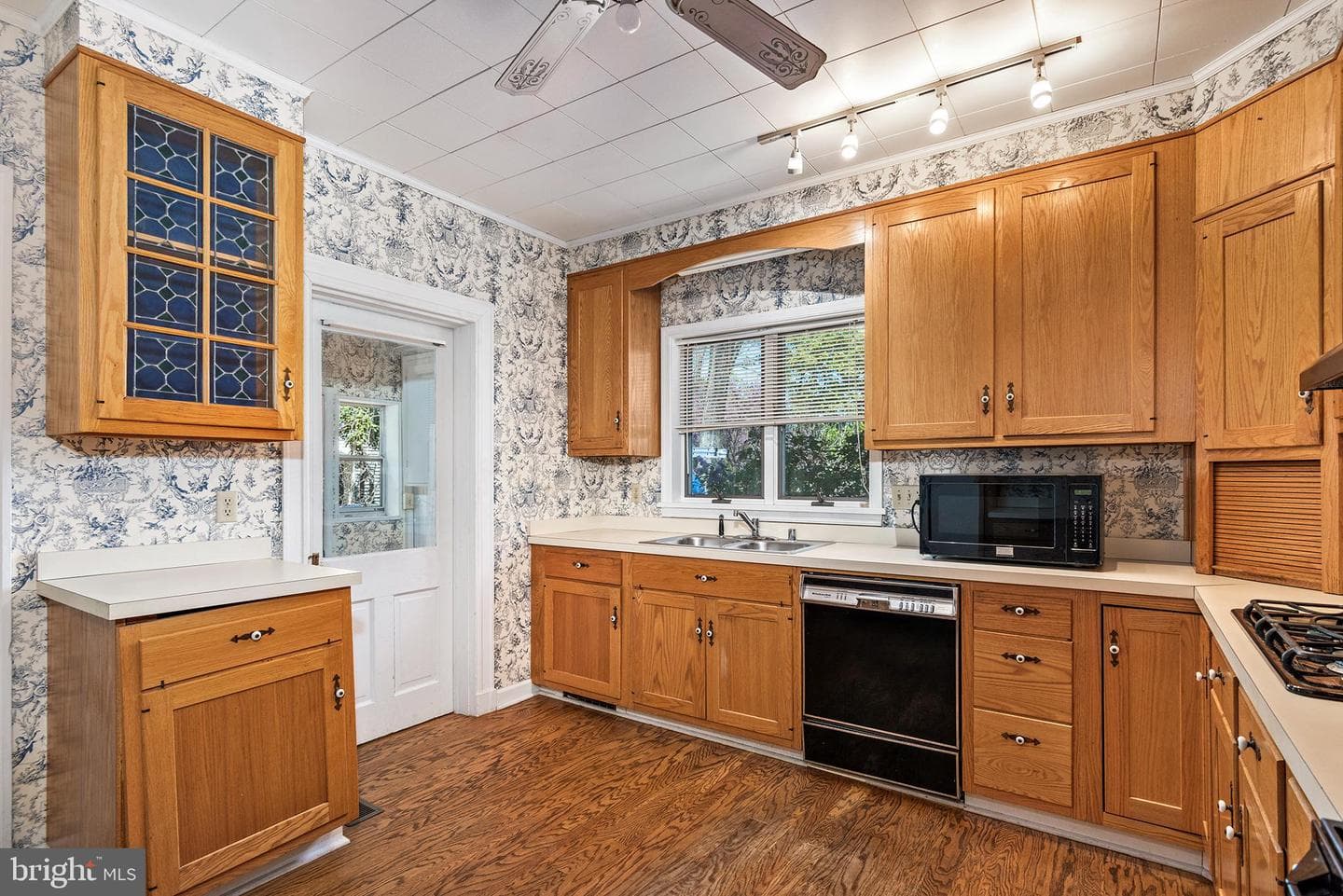 108 N Queen Street photo 15