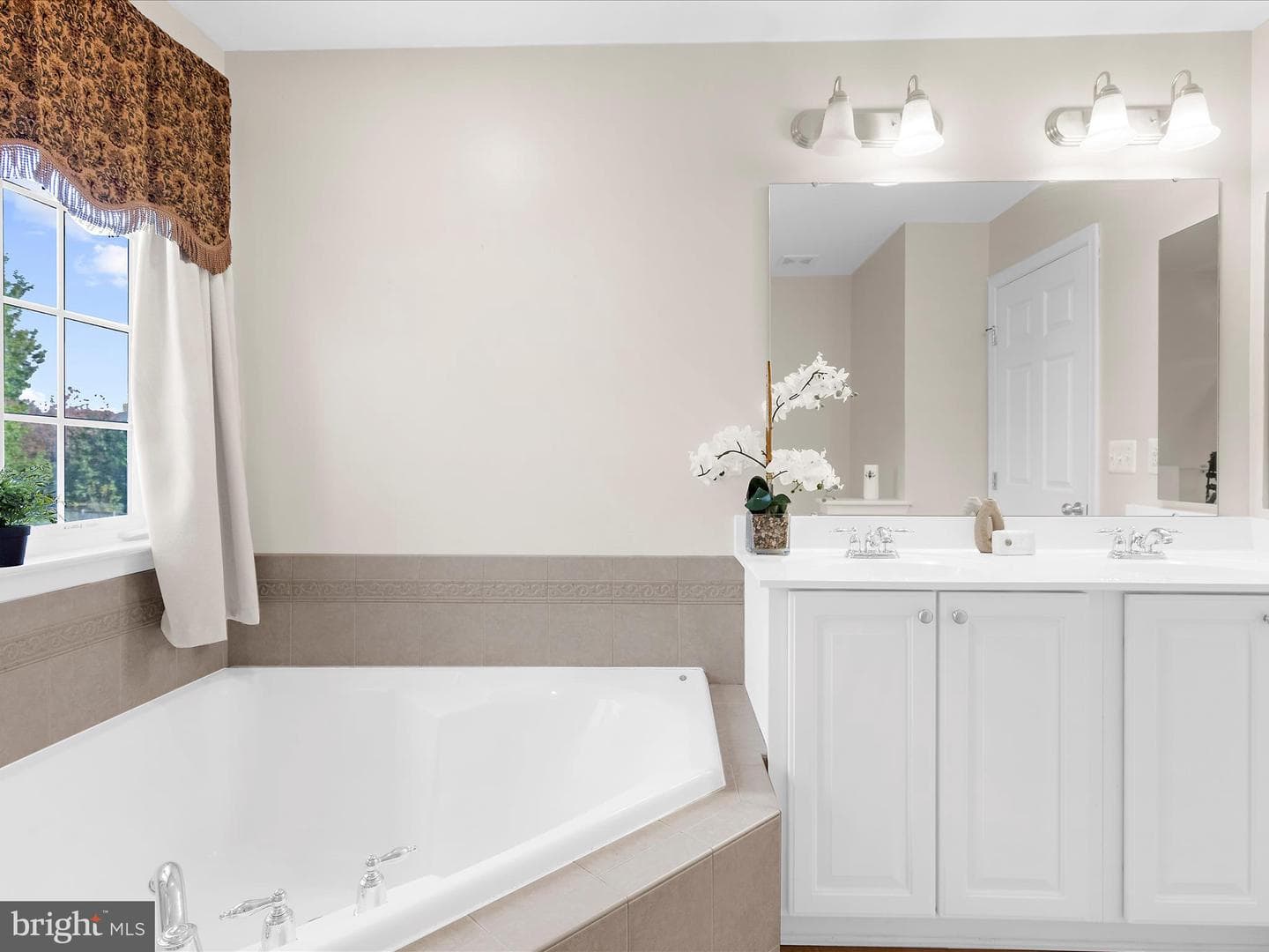 100 Adela Way photo 34