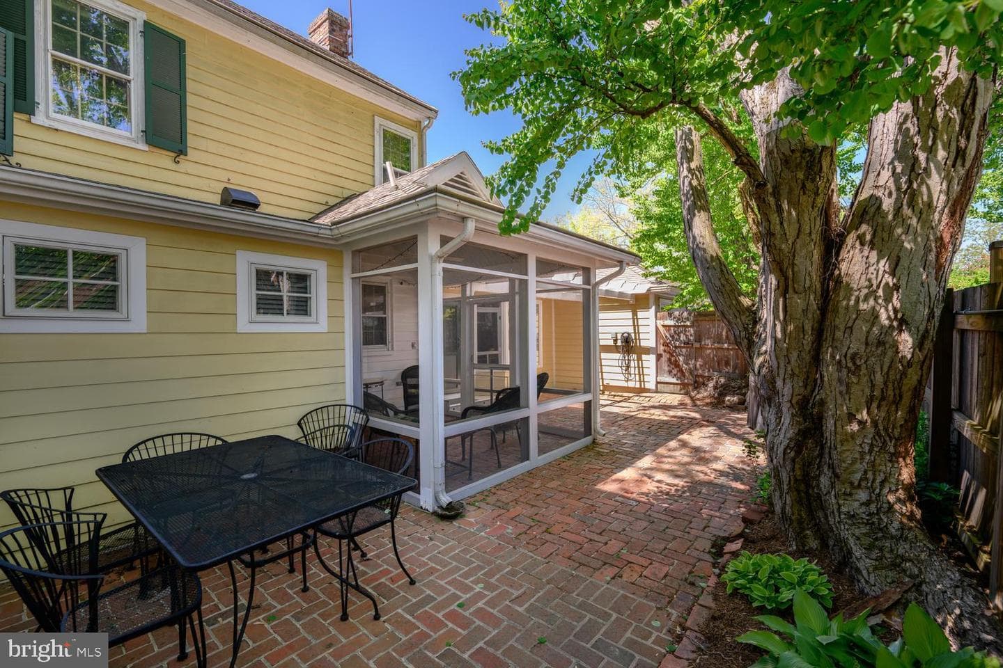 106 Queen Street S photo 18