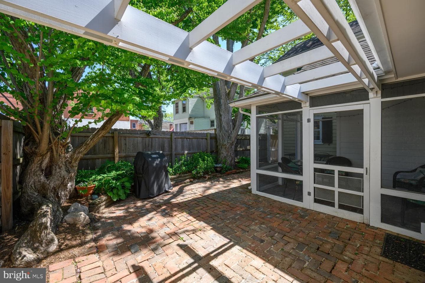 106 Queen Street S photo 20