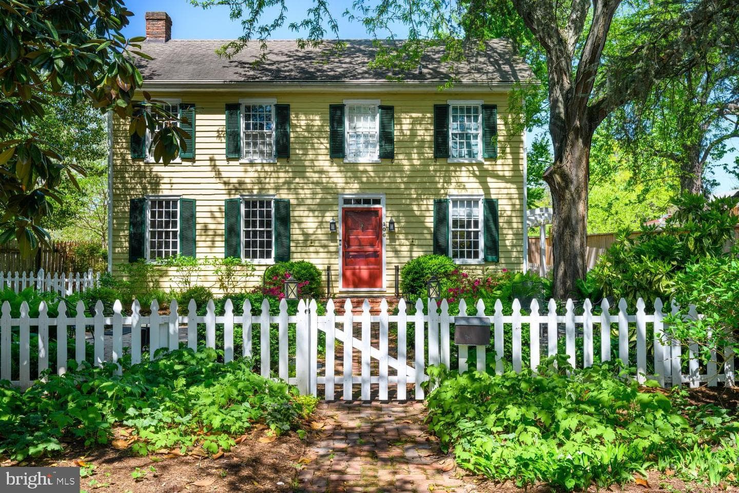 106 Queen Street S photo 3