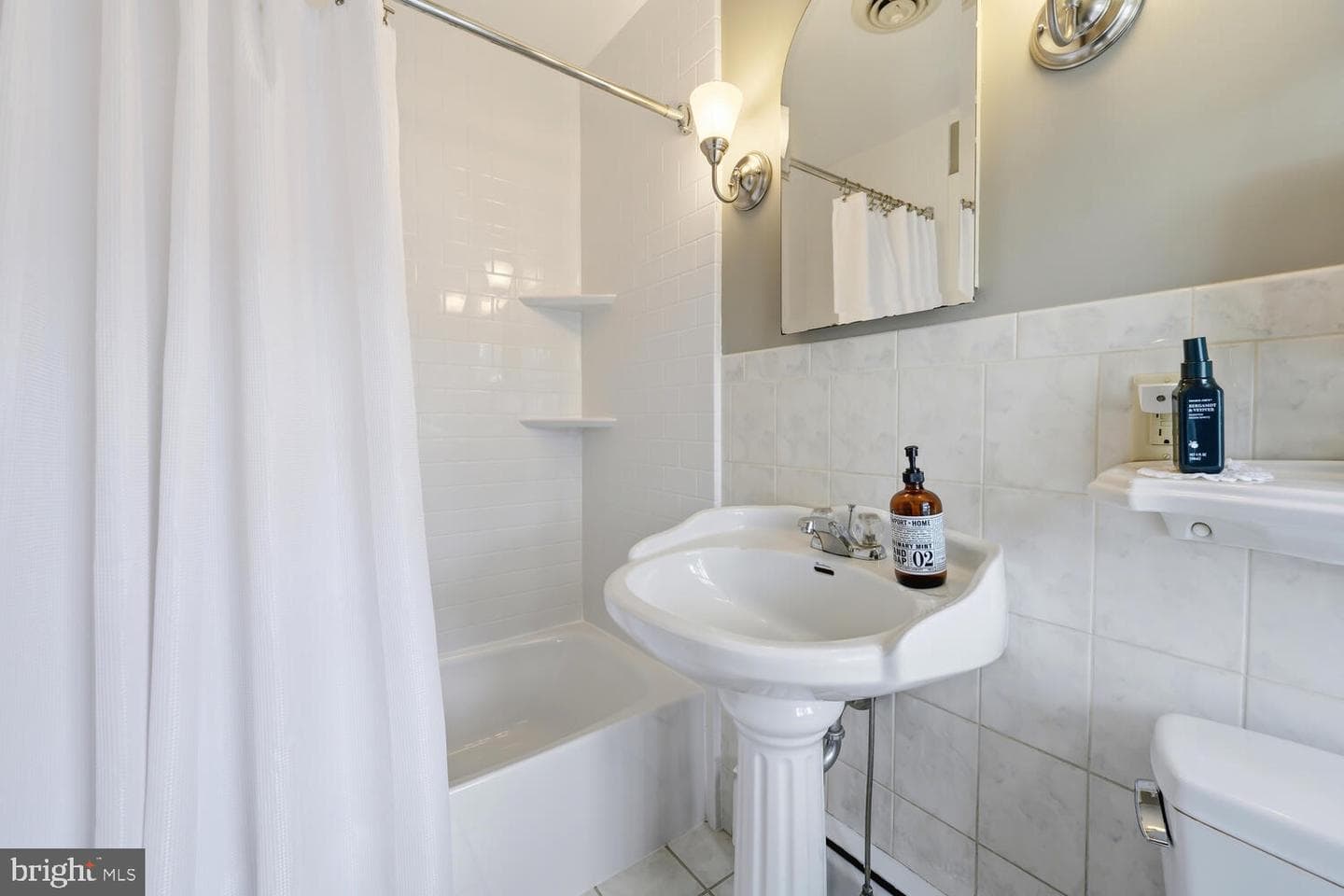 106 Queen Street S photo 59
