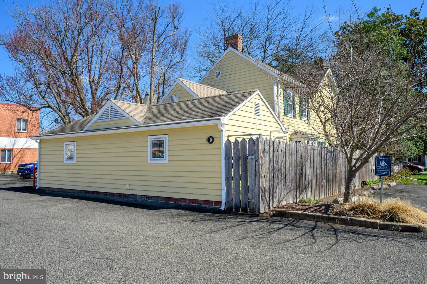106 Queen Street S photo 64
