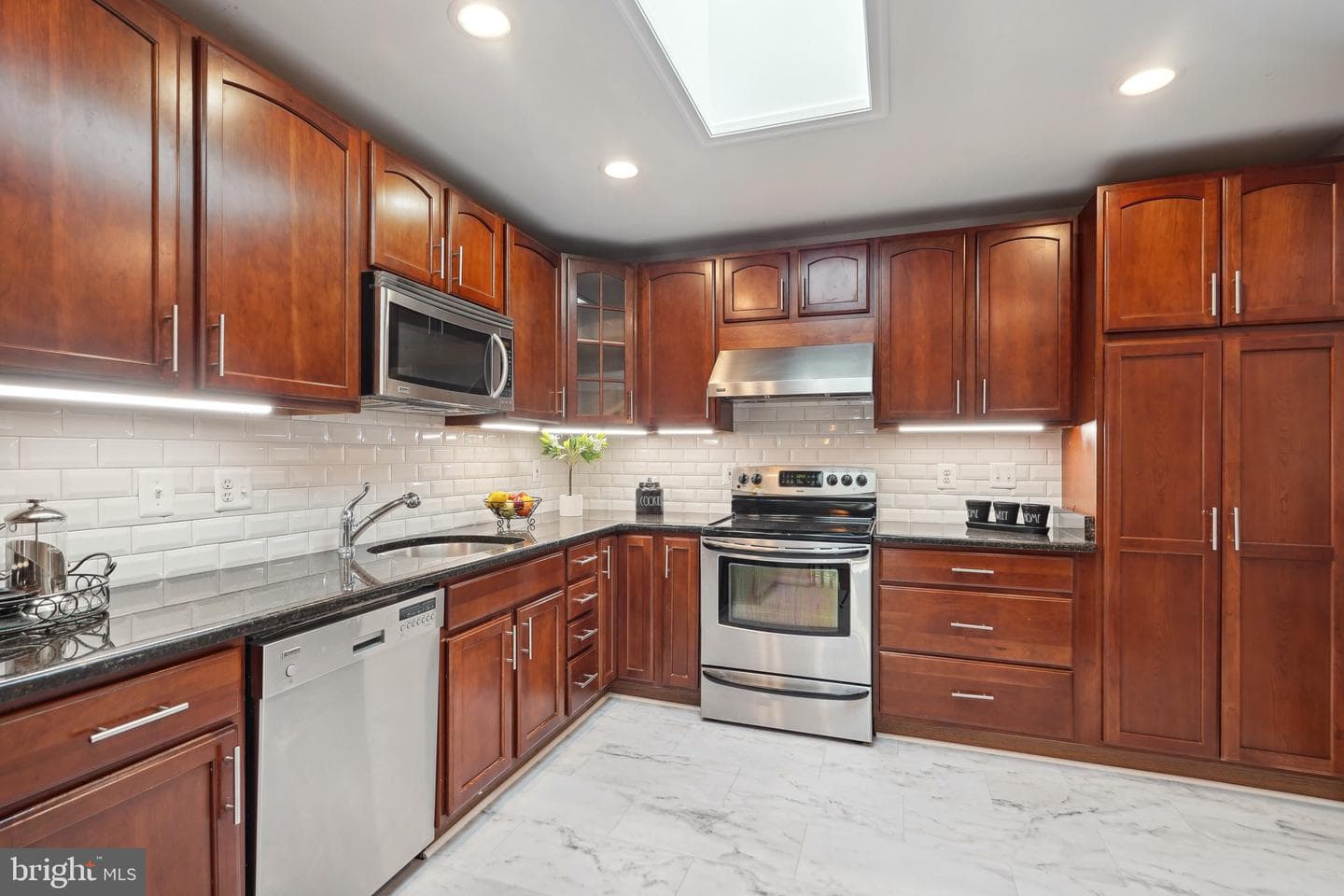2412 Glenmore Terrace photo 12