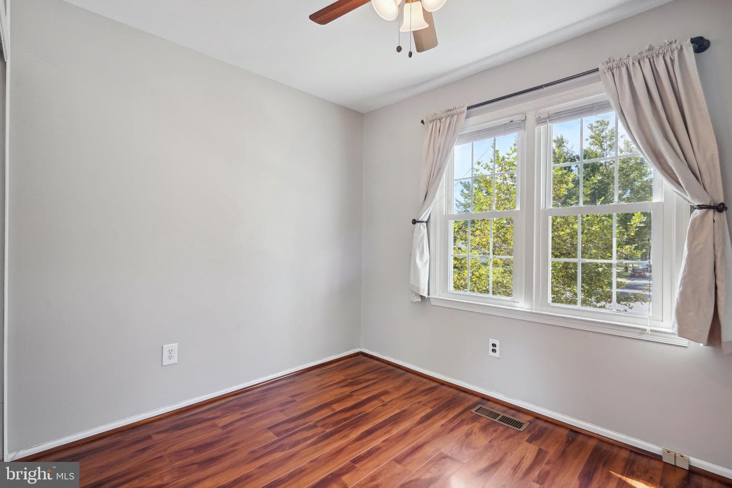 2412 Glenmore Terrace photo 17