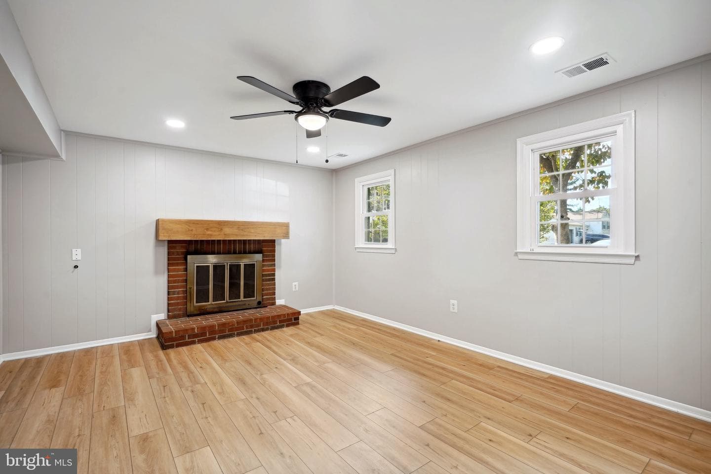 2412 Glenmore Terrace photo 22