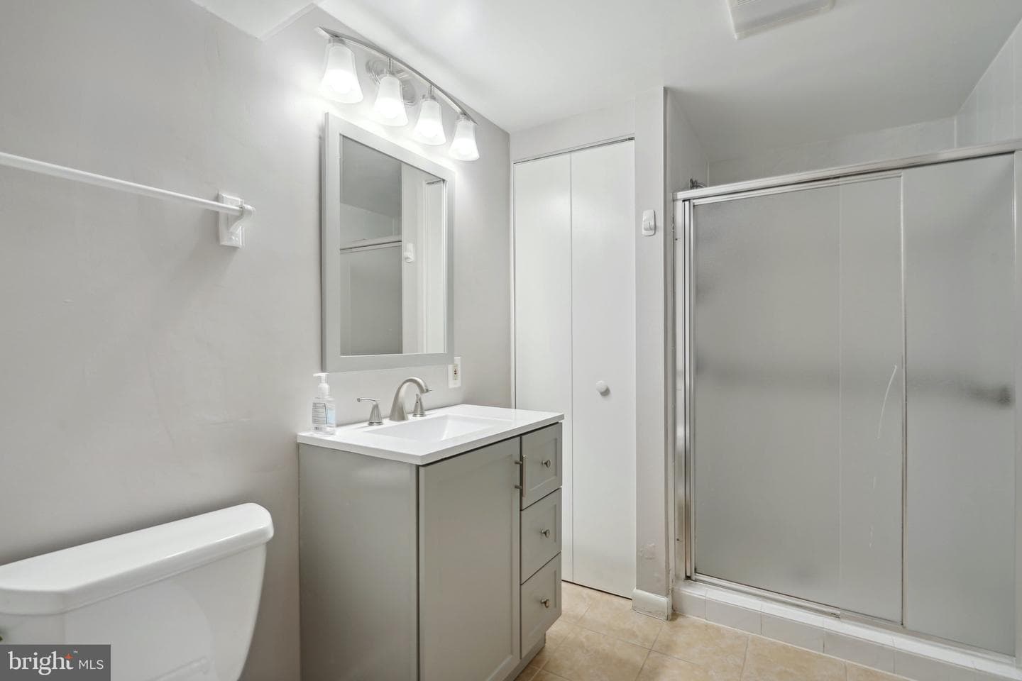 2412 Glenmore Terrace photo 25