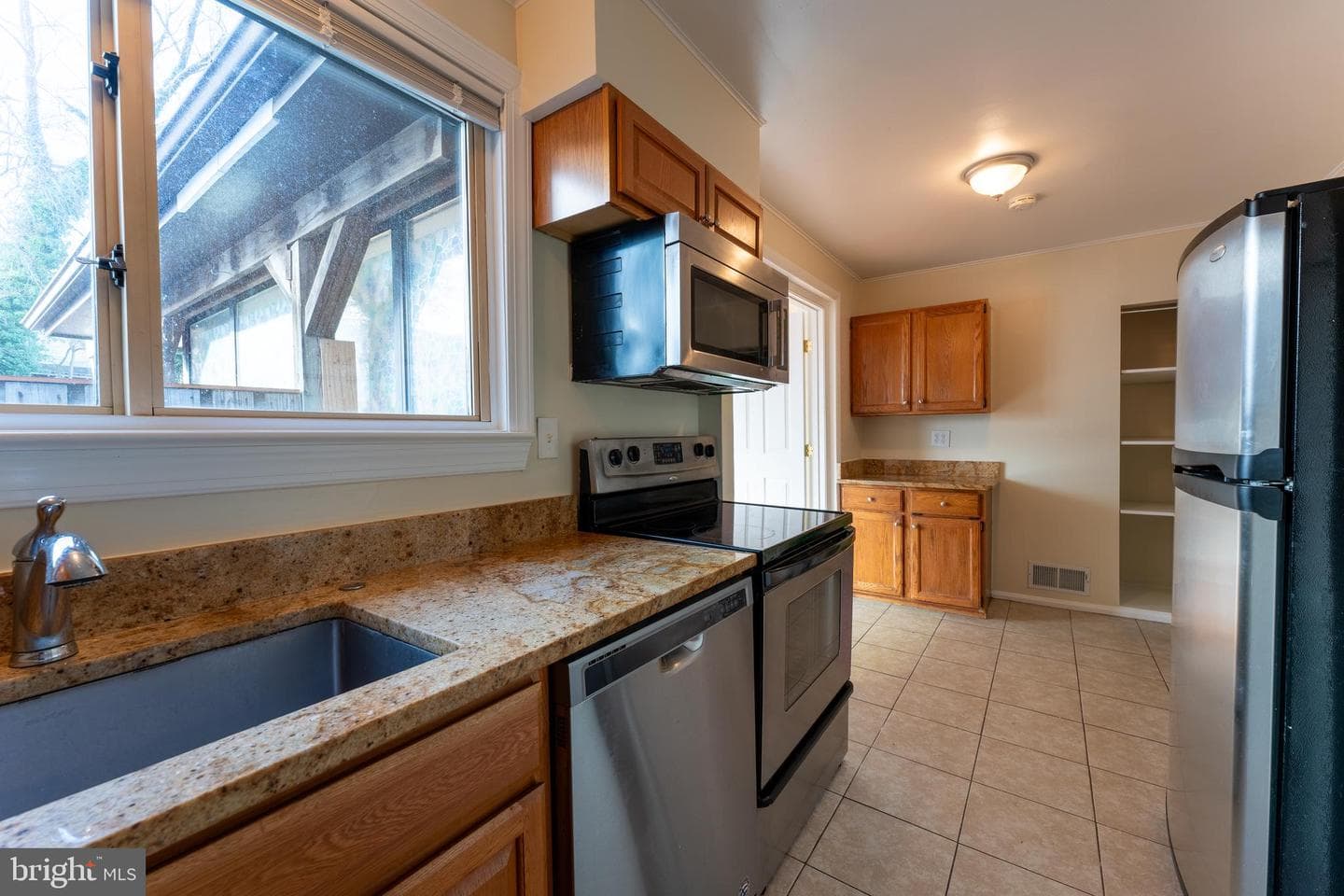 905 Gilbert Road photo 7
