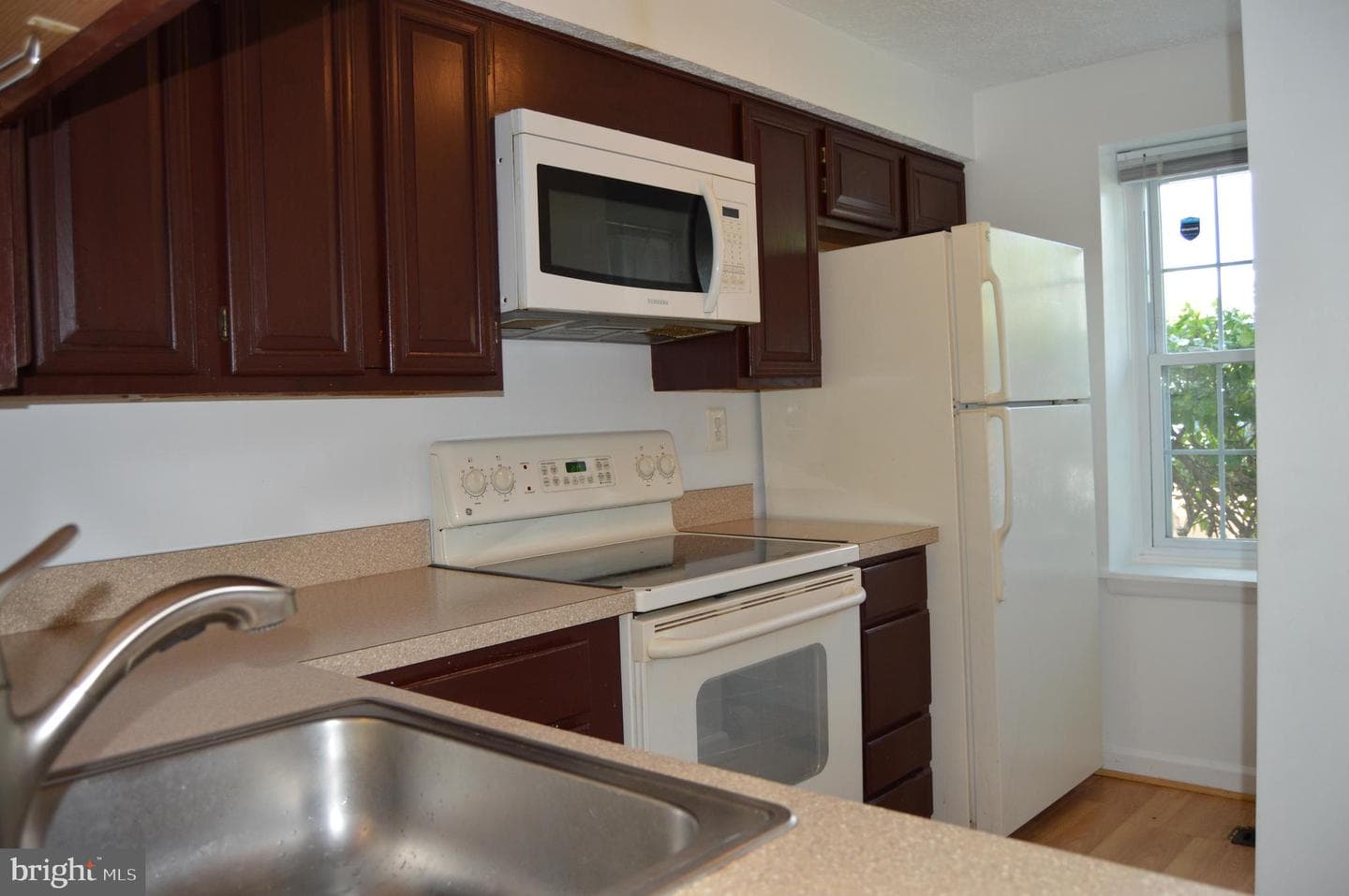 2947 Shepperton Terrace photo 4