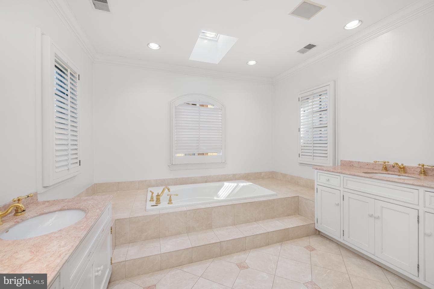 105 E Melrose Street photo 41