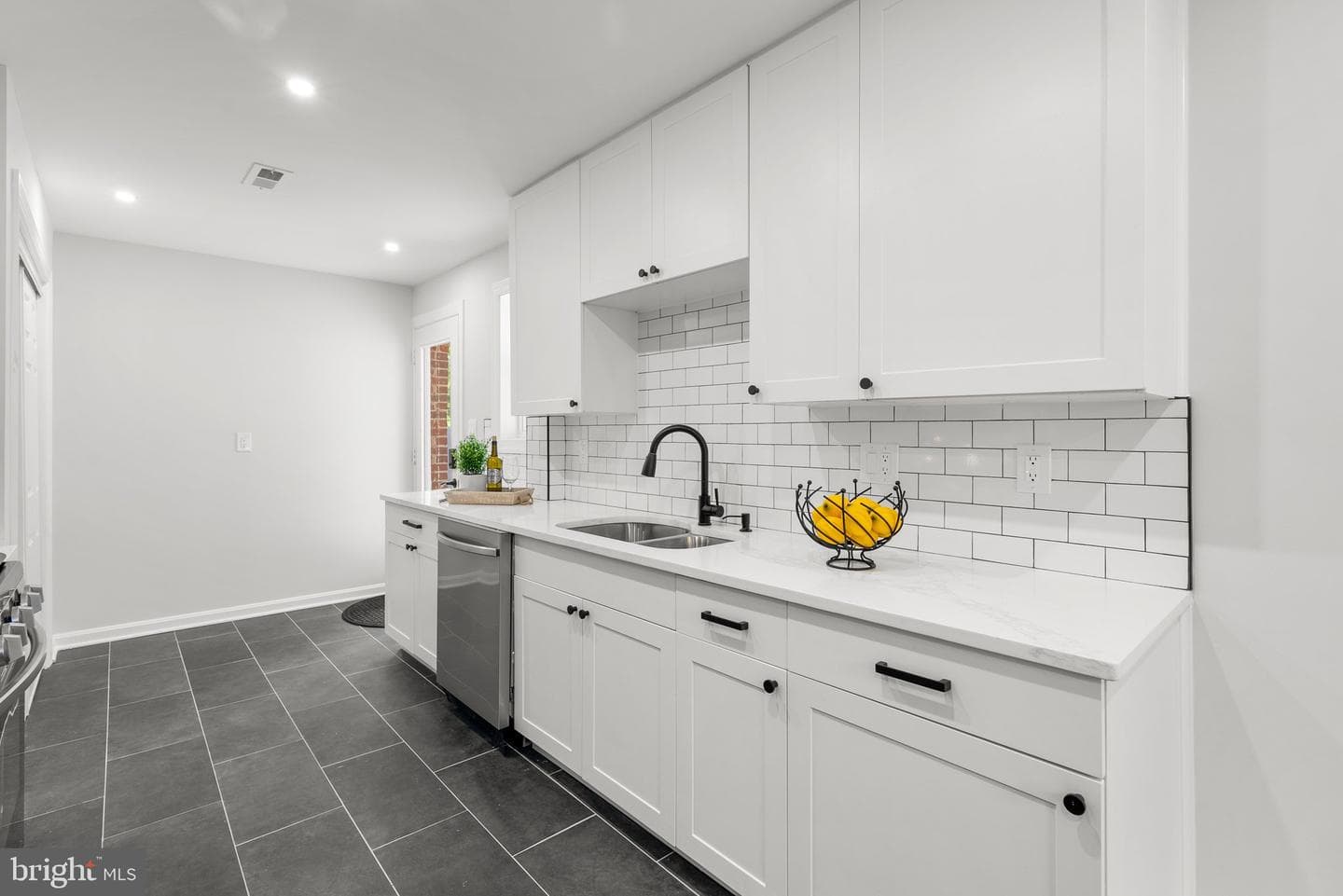 2413 Eccleston Street photo 10