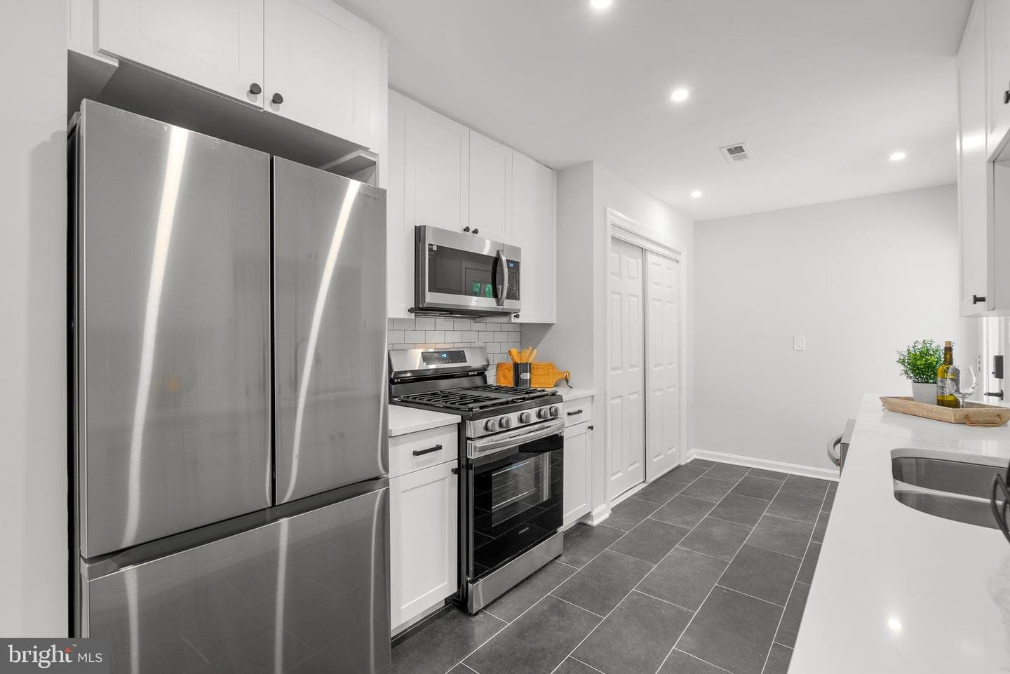 2413 Eccleston Street photo 15