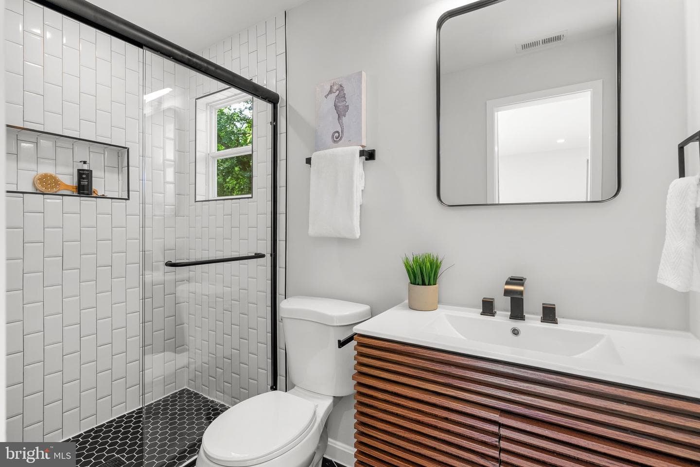 2413 Eccleston Street photo 20