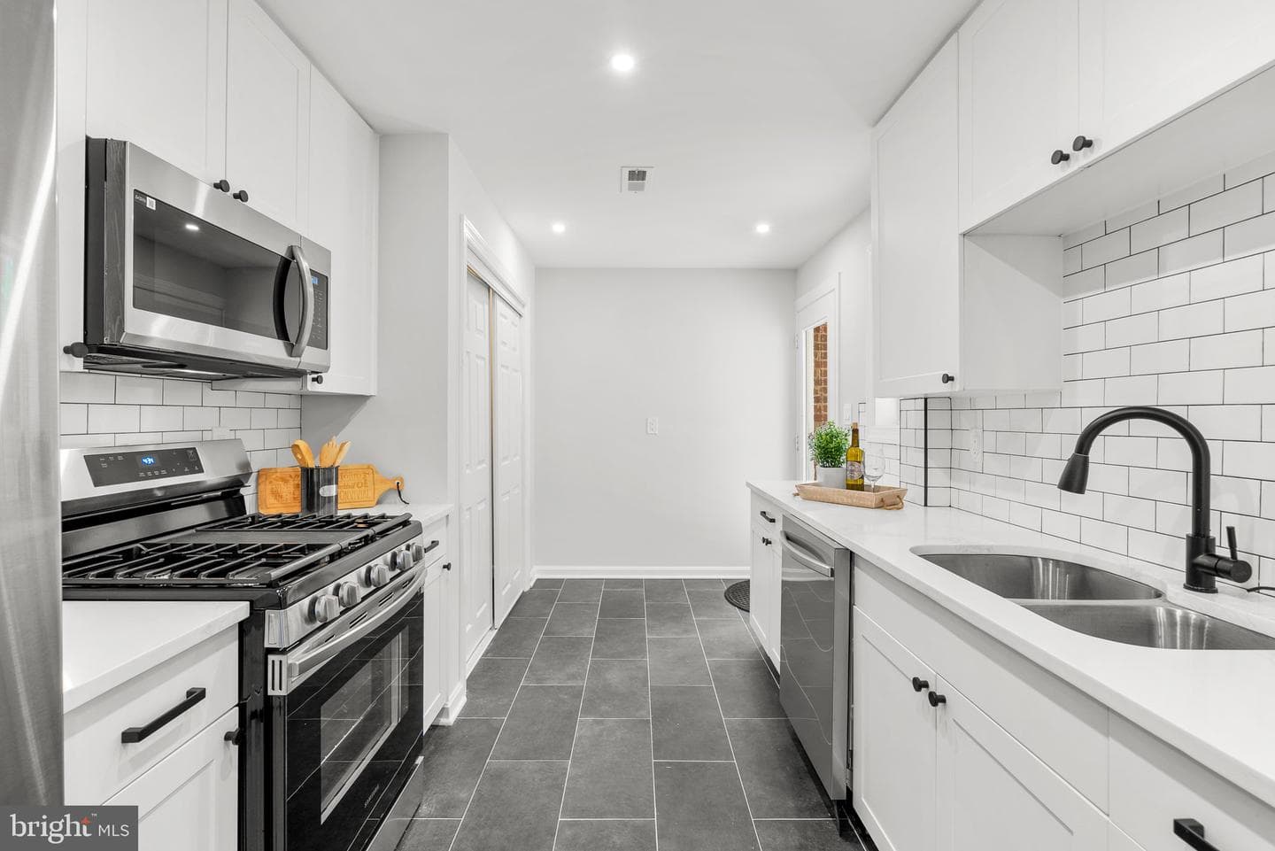 2413 Eccleston Street photo 9