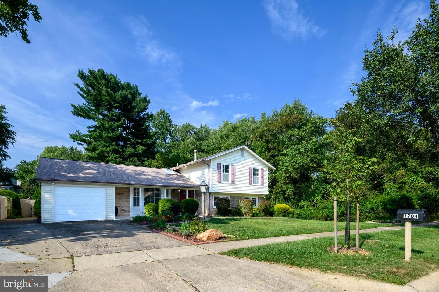 1704 Hopefield Road photo 2