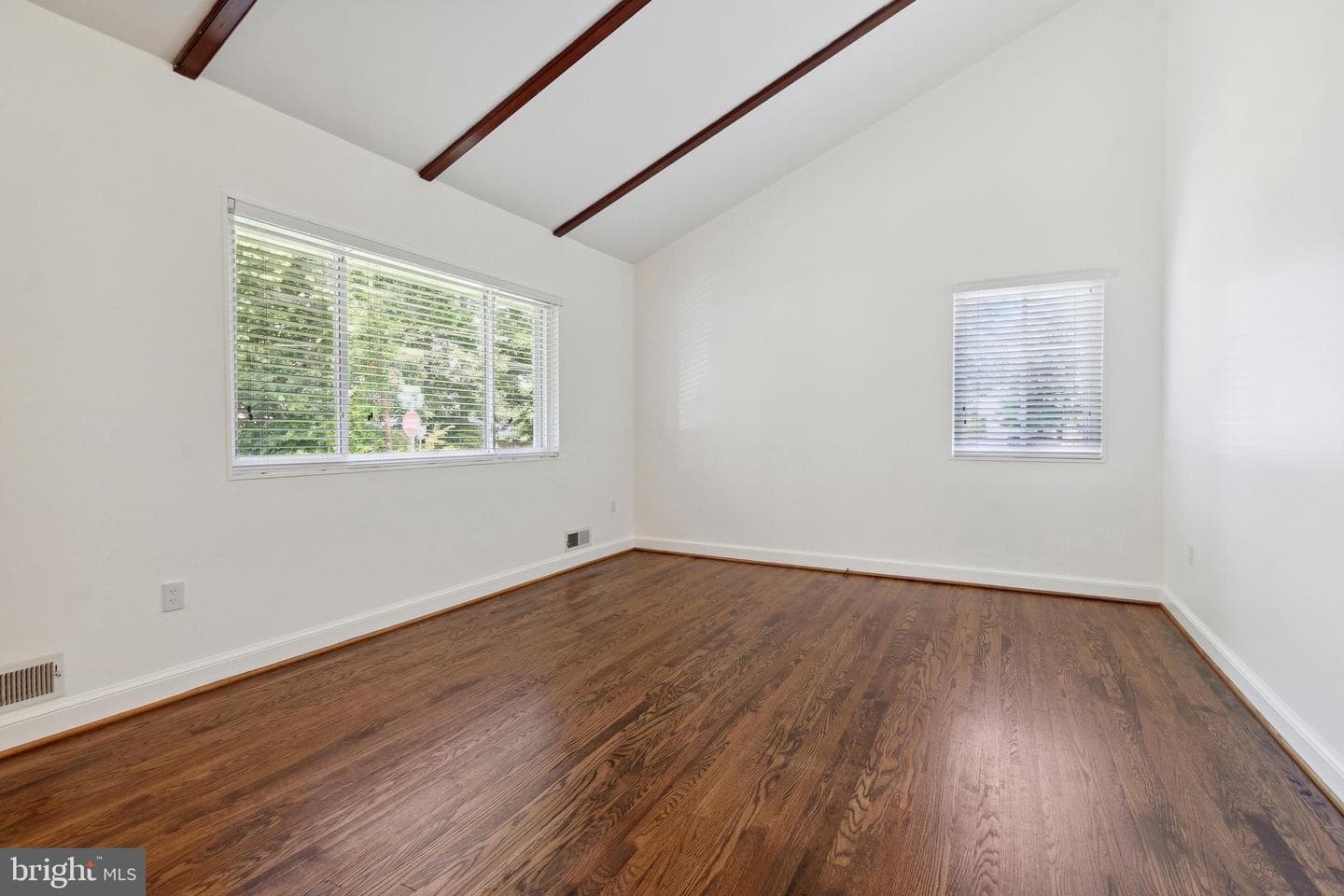 10117 Renfrew Road photo 5