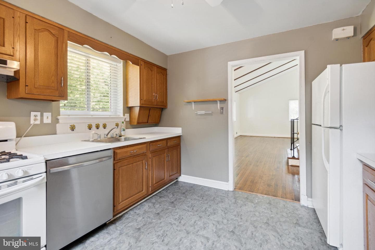 10117 Renfrew Road photo 7