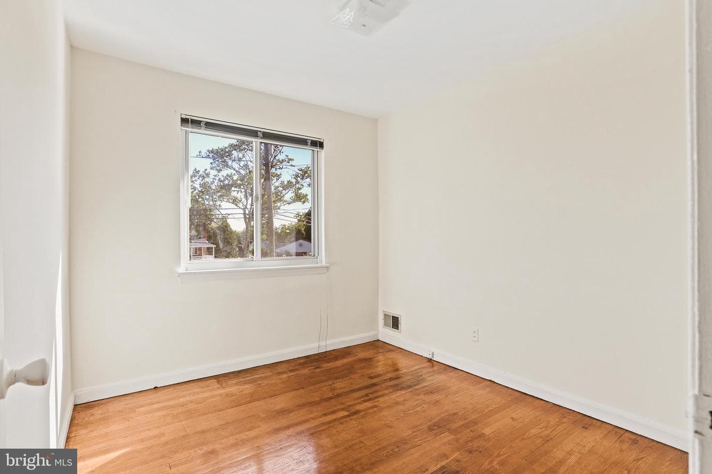 4607 Kemper Street photo 9