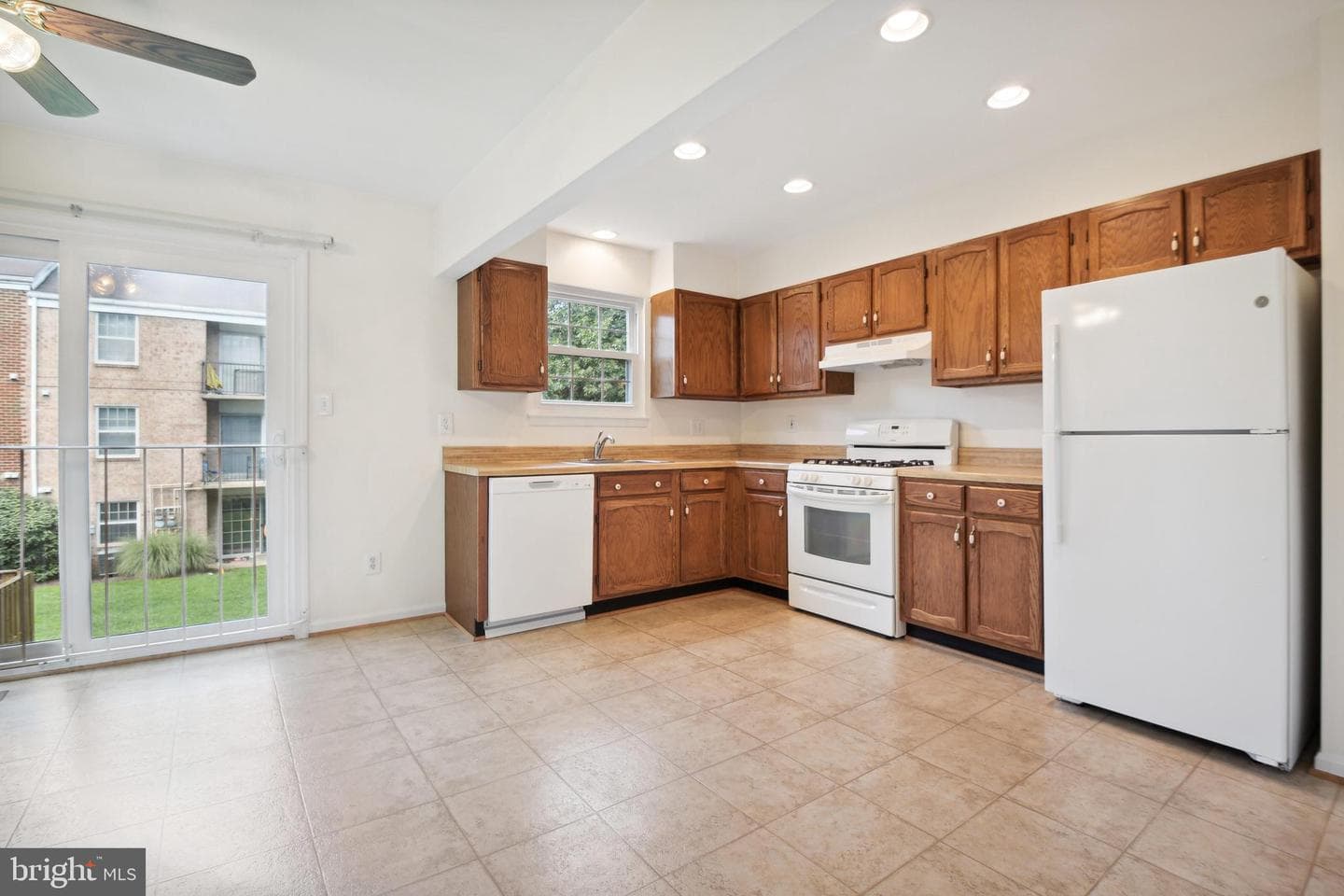 1064 Travis Lane photo 4