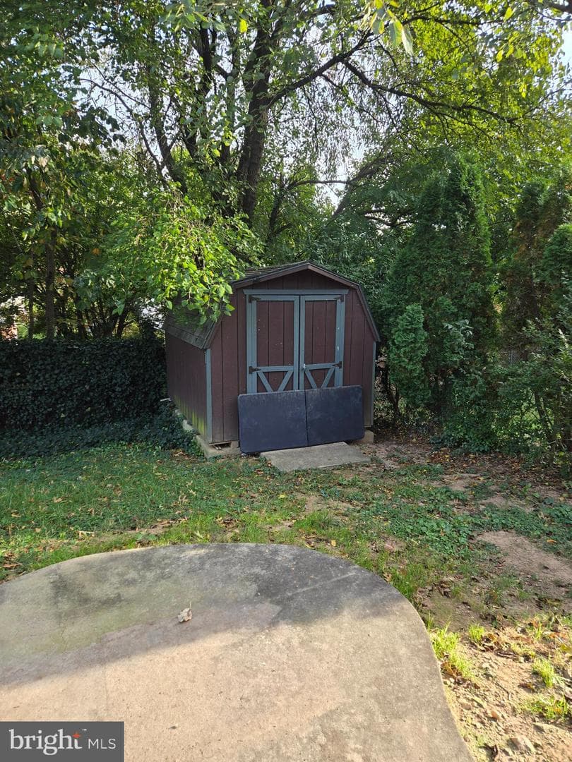 402 Irwin Street photo 4