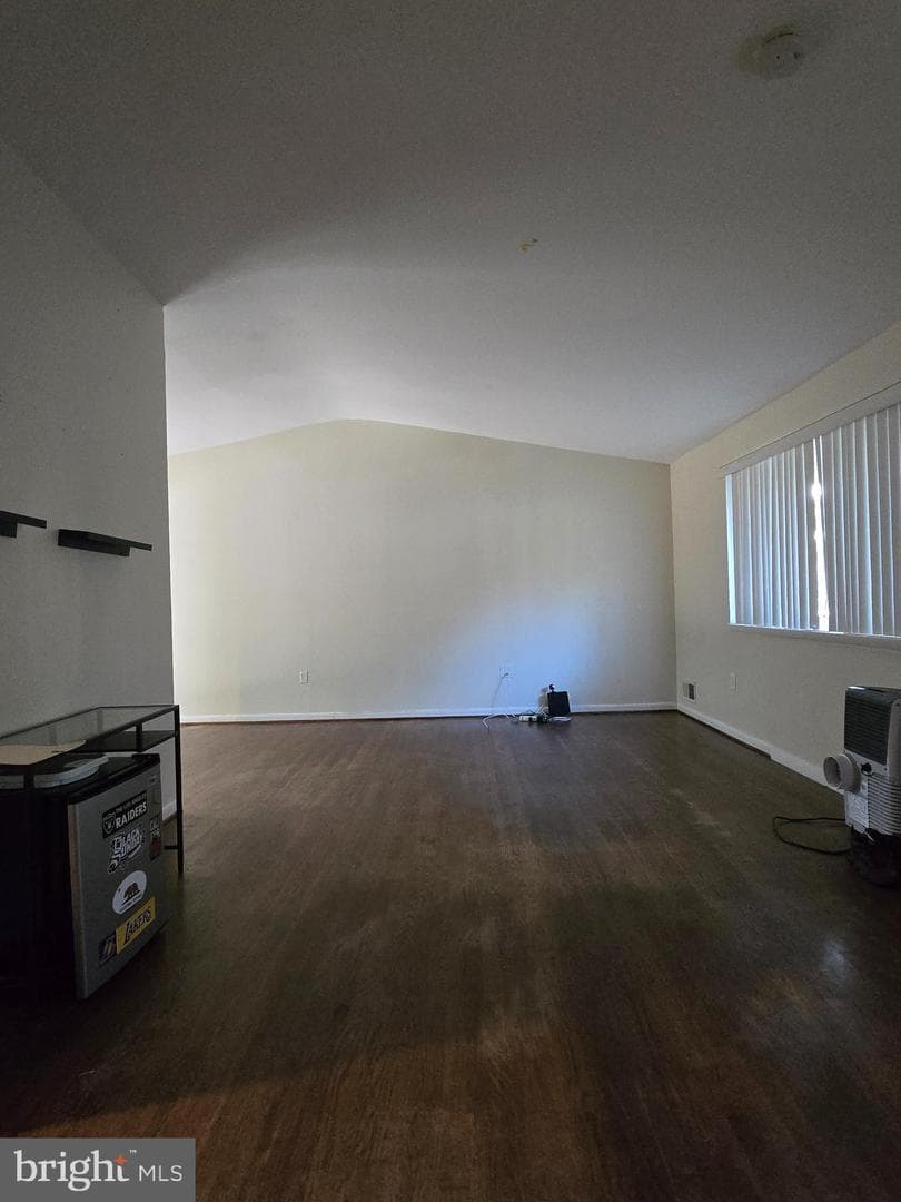 402 Irwin Street photo 9
